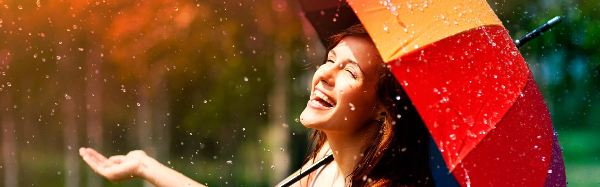 Mulher a sorrir com guarda chuva
